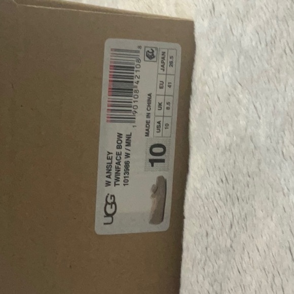 UGGS SLIPPER/SHOES - Picture 6 of 6